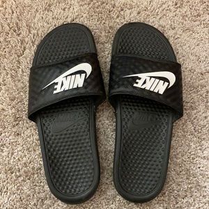 2 FOR $30 NIKE SLIDES SIZE 9